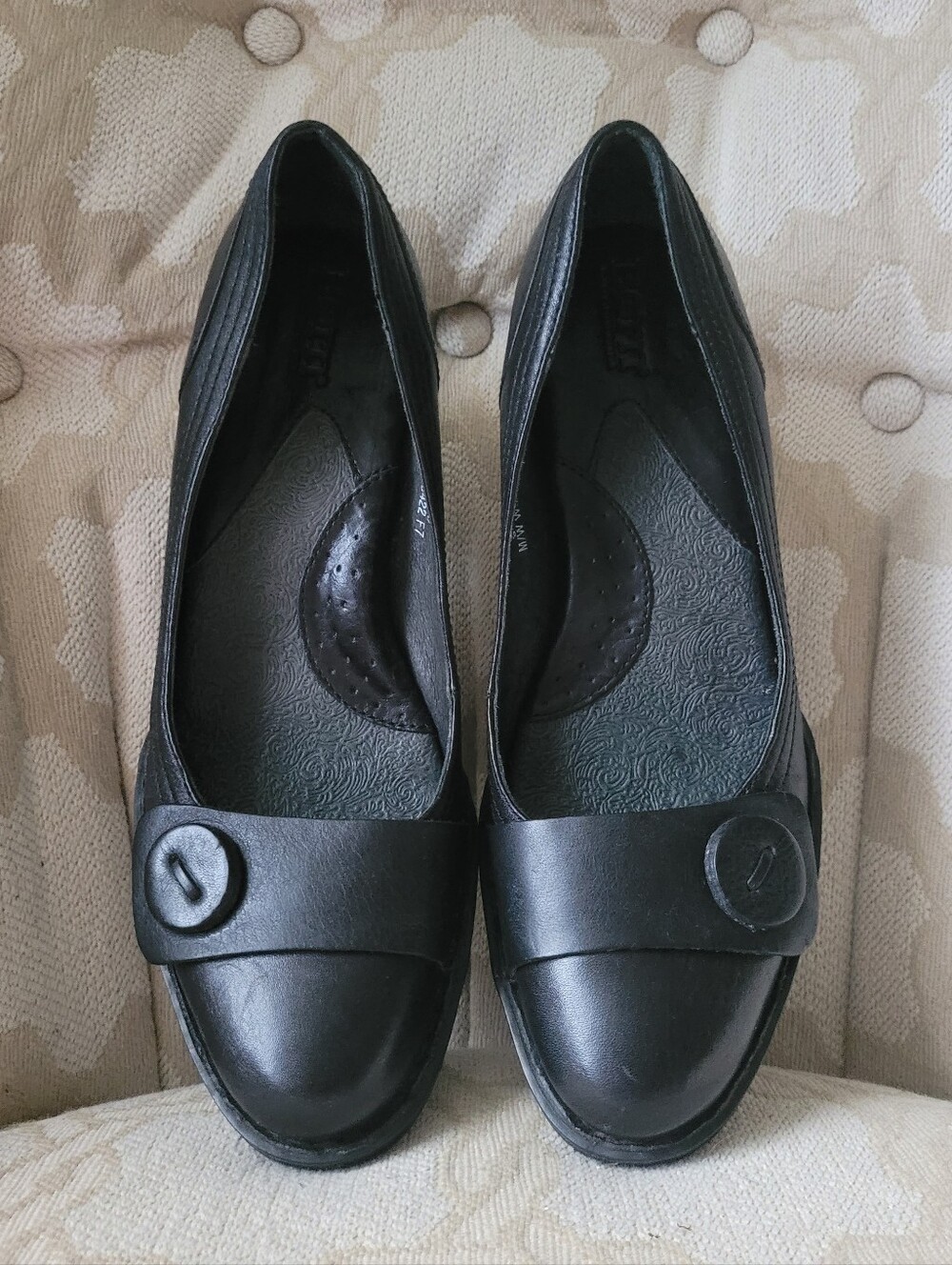 Born Black Leather Heels with Button Accent across vamp Women's Size 9 EU 40.5
